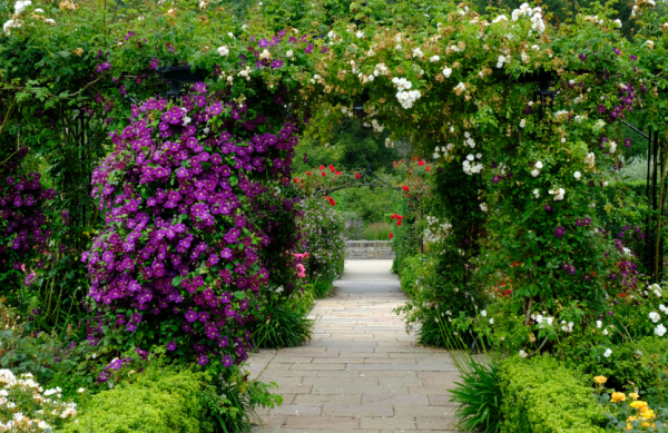 Taman klasik dengan taman bunga rimbun